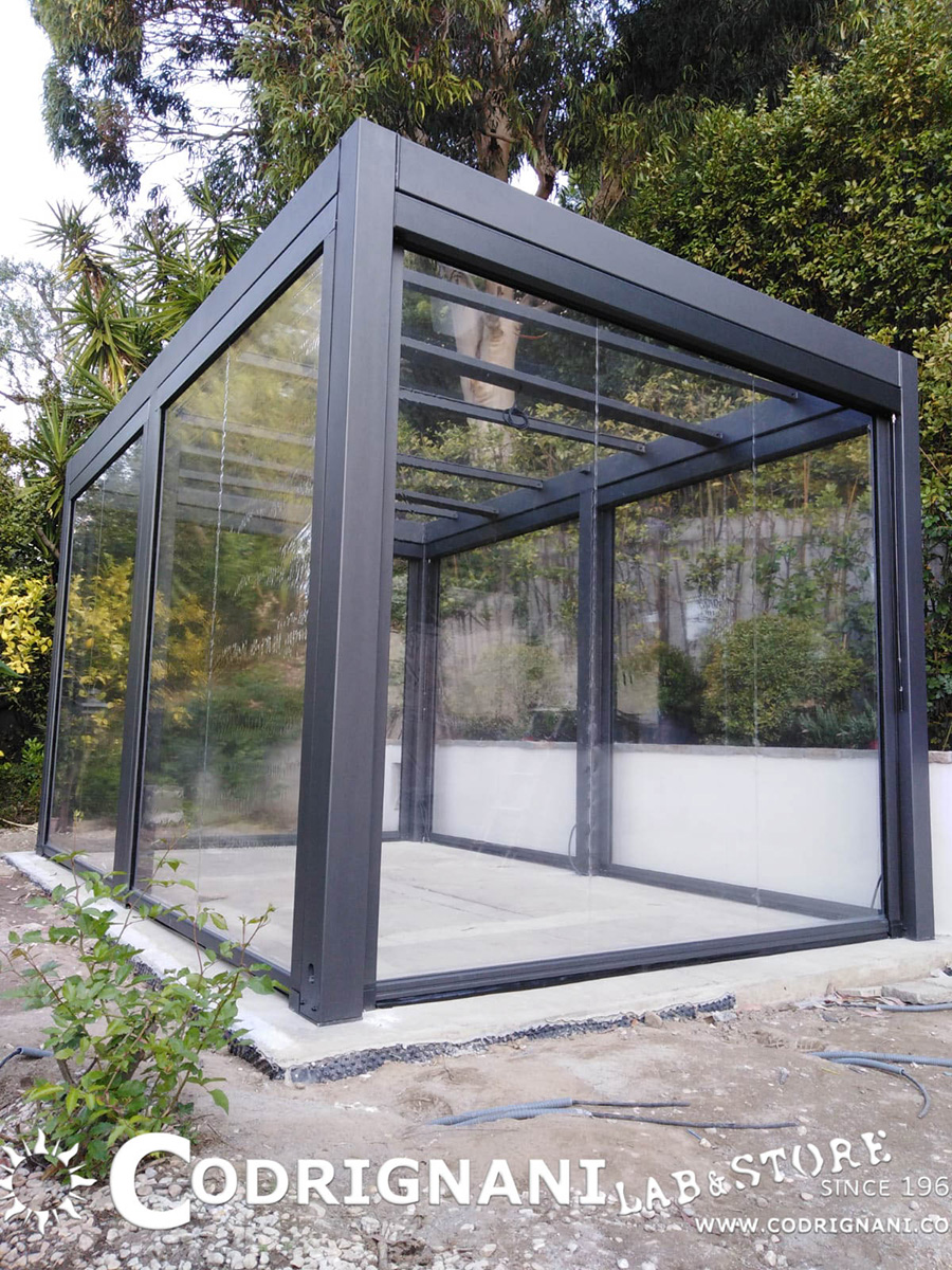 Gazebo con tetto in policarbonato compatto trasparente e chiusure perimetrali in pvc trasparente. Ideale per chi vuole creare soluzioni esterne per palestre o svago