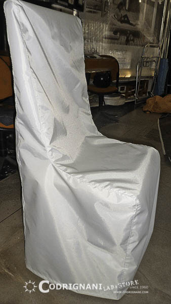 Copertura in nylon sagomata come da sedia e cordini interni per il fissaggio