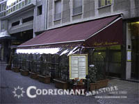 Tenda da sole con paravento protezione invernale in telo krystal trasparente.<br />Ristorante Royal, Milano.