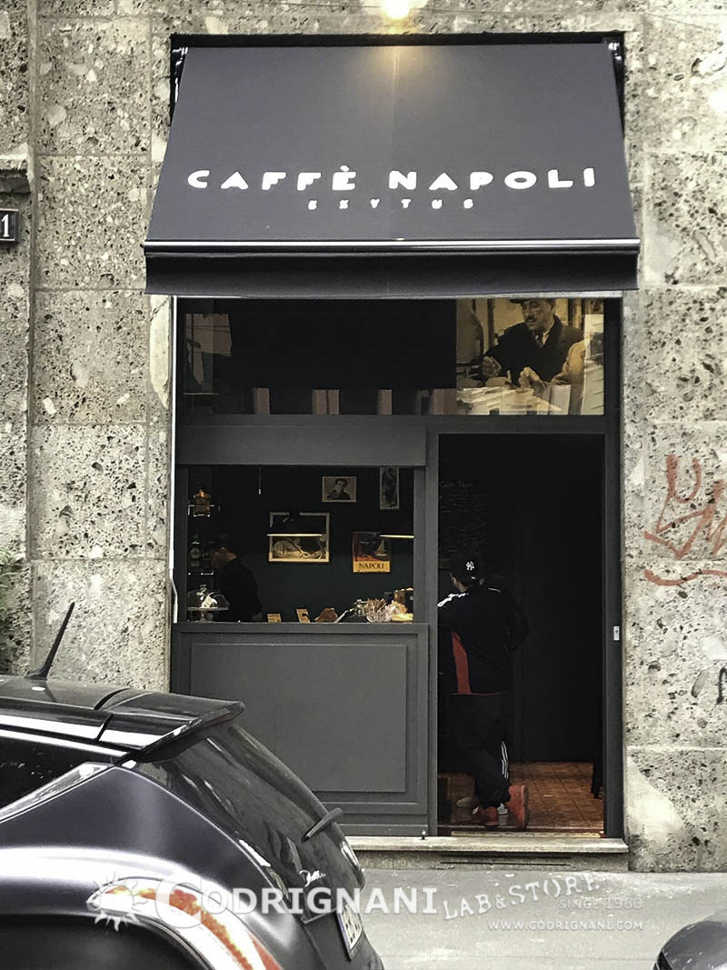 Tenda solare per bar, negozi o attività dal design compatto. Lavoro effettuato per Caffè Napoli in viale Montenero, Milano